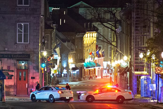 Zeker twee mensen zijn tijdens Halloween om het leven gekomen door steekpartijen in de stad Quebec in het oosten van Canada. Ook raakten vijf personen gewond.
