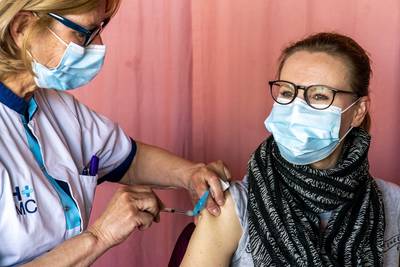 Eerste vaccinatie-uitnodigingen voor brede publiek volgende week de deur uit in Vlaanderen