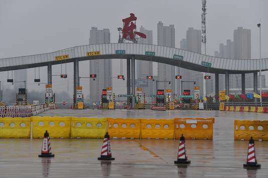 In Wuhan zijn de toegangswegen afgesloten zodat niemand de stad kan verlaten zonder toestemming.