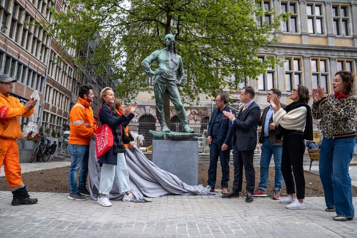 Het beeld werd zaterdag teruggeplaatst en onthuld door schepenen Annick De Ridder (N-VA), Koen Kennis (N-VA), burgemeester Bart De Wever (N-VA) en een delegatie havenarbeiders.