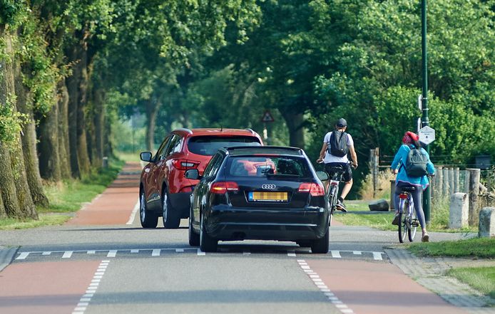 Toenemend verkeer op de smalle weg Bovenstehuis in Boekel vormt een van de problemen in de buurt.