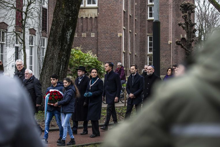 Minister-president Mark Rutte, staatssecretaris Maarten van Ooijen en Burgemeester Femke Halsema komen aan tijdens een stille tocht naar het Spiegelmonument Nooit meer Auschwitz tijdens de Nationale Holocaust Herdenking. Beeld ANP