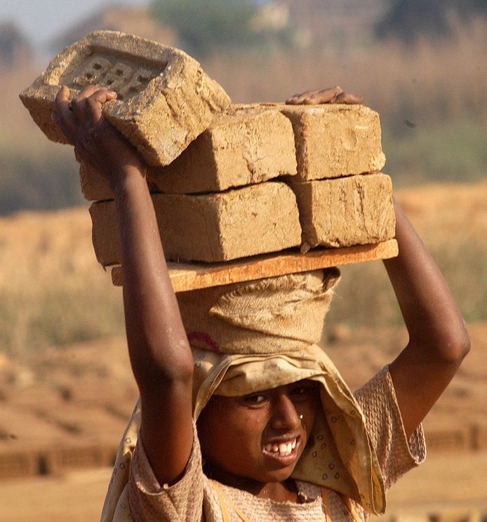 In India werken kinderen veelal in graniet, bakstenen of kledingindustrie. Ook Nederlandse bedrijven maken daar gebruik van.