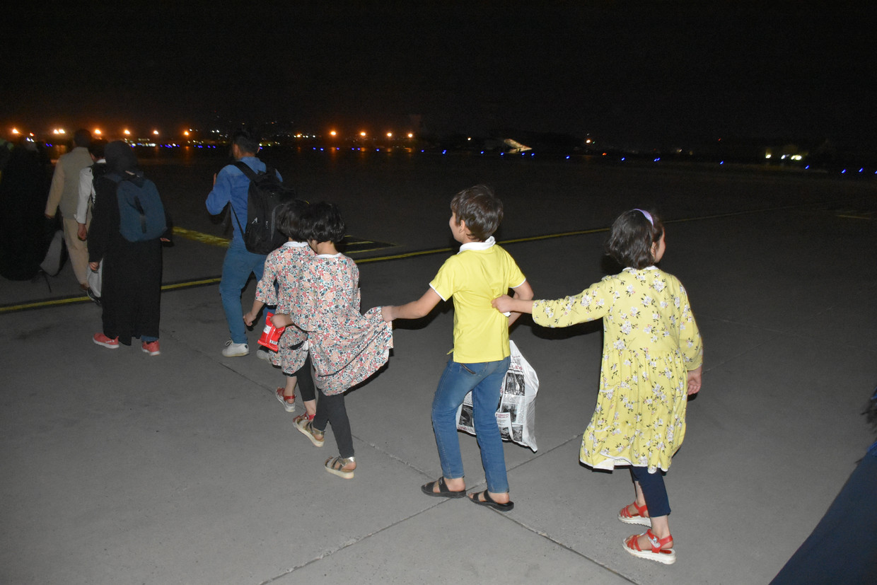 Een Turkse evacuatie op de luchthaven van Kaboel Beeld Anadolu Agency via Getty Images