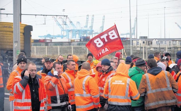 Na kleinere stakingen maken de Belgische vakbonden zich nu op voor de grote staking van maandag. In België zijn de meeste werknemers lid van een bond. Beeld belga