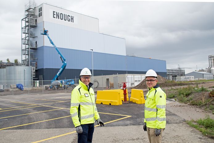 Algemeen directeur Jim Laird (l) en projectmanager Darius Blaszyk bij de fabriek van Enough in Sas van Gent.