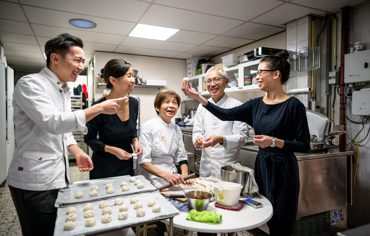 Chef Mike Tsang, nyonya rumah Monica Tsang, pendiri Helena dan Danny Tsang dan manajer operasi Wendy Tsang di dapur O&O.  Gambar Freek van den Bergh / de Volkskrant