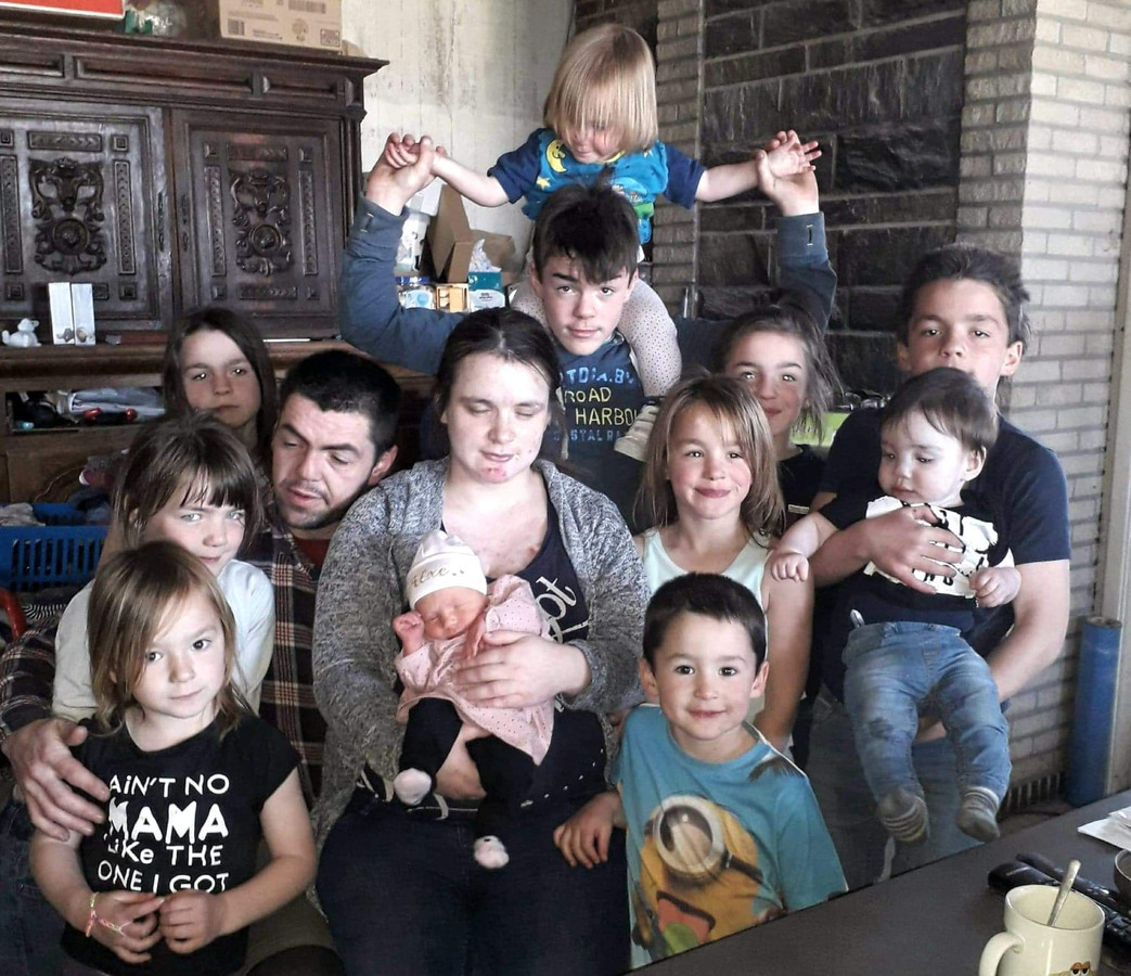 Het voltallige gezin Vaneeno, met alle elf de kinderen. In april 2022 komt er nog een twaalfde spruit bij.