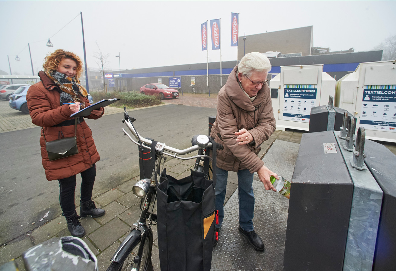 Nadina Hamzic praat met mevrouw Van der Heijden over het afval bij de glasbak/kledingbak bij winkelcentrum De Boekt.