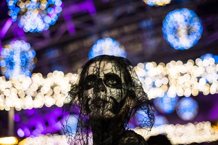Een Hongaarse vrouw in Halloween-kostuum. Beeld EPA