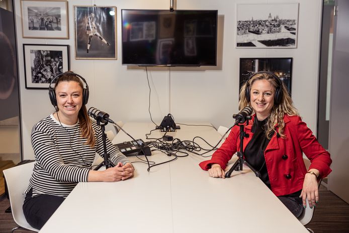 Eindredacteur Josien Wolthuizen (l) en presentator Lorianne van Gelder.