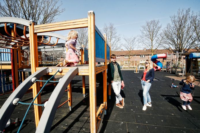 Na jaren van vele teleurstellingen voor bewoners, maakt de gemeente nu geld vrij om speeltuin De Kameleon en het gebied eromheen op te knappen. Links Jitse Ydel, rechts Sylvia van Aalst.