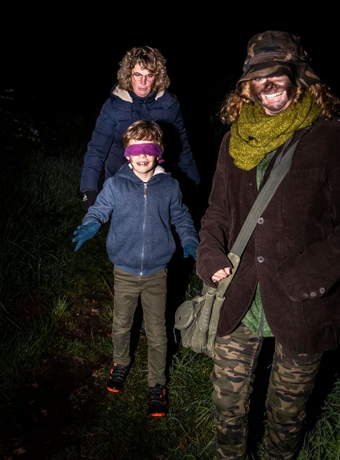 De Nachtwachter laat kinderen geblinddoekt door het bos lopen.