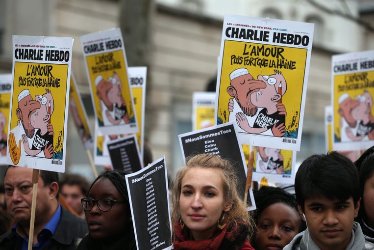 Demonstranten in Parijs dragen de Charlie Hebdo-cover die een docent in Heemskerk in zijn klas ophing. Beeld epa