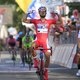 Bouhanni omzeilt valpartij en sprint naar zege in Giro