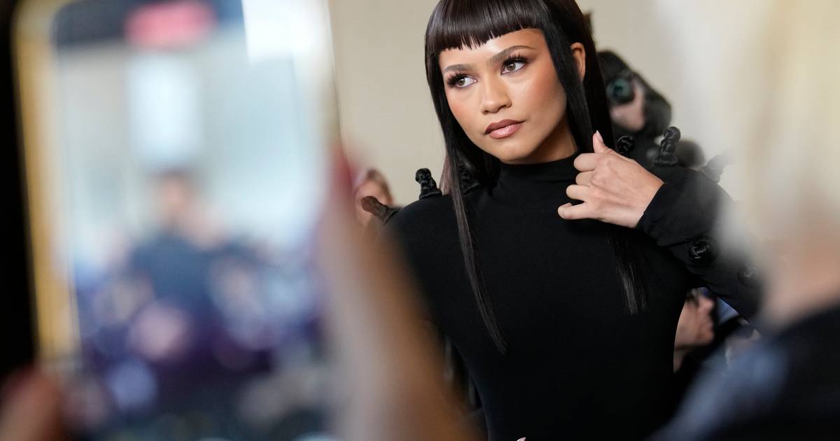 見て。 ゼンデイヤ、まったく異なるヘアカットでファッションウィークにサプライズ | 有名人