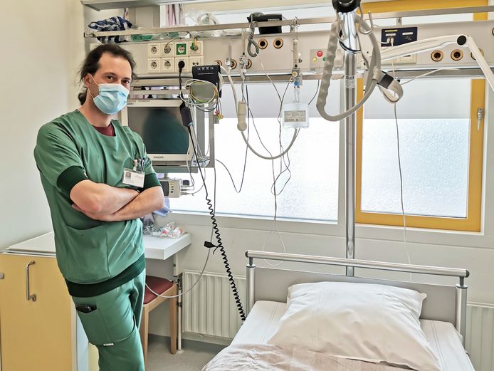 Francis De Smet, leidinggevende op de ic van Zorgsaam ziekenhuis in Terneuzen, in een kamer die weldra weer plek zal geven aan een patiënt.