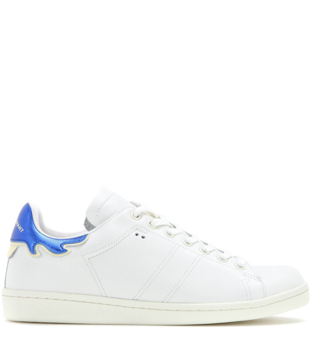 Witte leren sneaker met vlammenmotief van Isabel Marant, € 280. mytheresa.com Beeld mytheresa.com