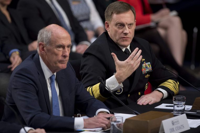 NSA-directeur Michael Rogers (rechts) en hoofd van de inlichtingendiensten Dan Coats Beeld afp
