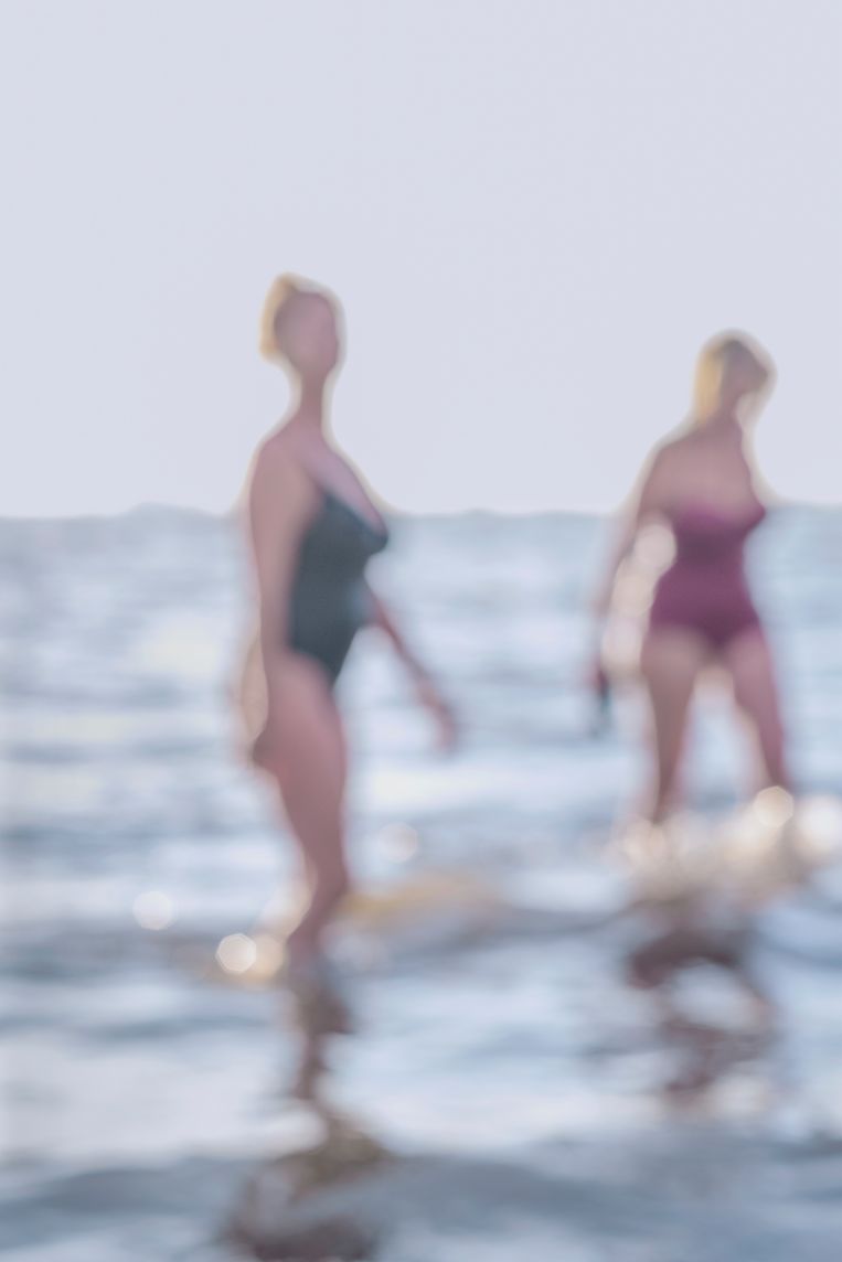 Deze twee vitale vrouwen zwemmen wekelijks in de Gouwzee.  Beeld Patrick Post