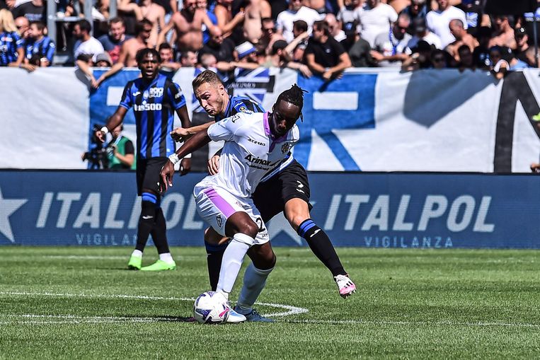 Teun Koopmeiners duelleert met Cremonese-middenvelder Soualiho Meite. Beeld ANP / EPA