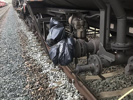 De inspectie heeft woensdag een goederentrein geblokkeerd, omdat de vervoerder vuilniszakken over vervuilende afsluiters heeft geplaatst