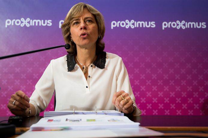 De raad van bestuur van Proximus heeft bevestigd dat Dominique Leroy CEO blijft tot 1 december. De vakbonden eisen dat ze onmiddellijk stopt en dat het herstructureringsplan wordt herbekeken. De bonden vrezen dat Leroy met KPN een "telecomaanval op België" zal lanceren.