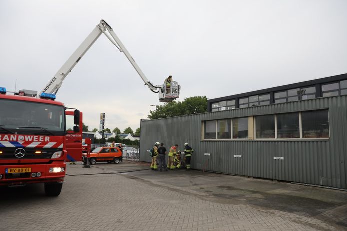 Op de Dorresteinweg in Soest is maandagochtend brand uitgebroken in de garage van Auto Service Lasseur toen de buurman op de parkeerplaats onkruid aan het verbranden was.