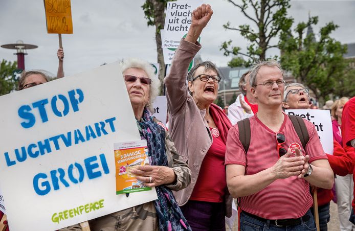 De protesten tegen de luchtvaart en met name de groei daarvan nemen toe in Nederland, zowel bij omwonenden als milieugroeperingen