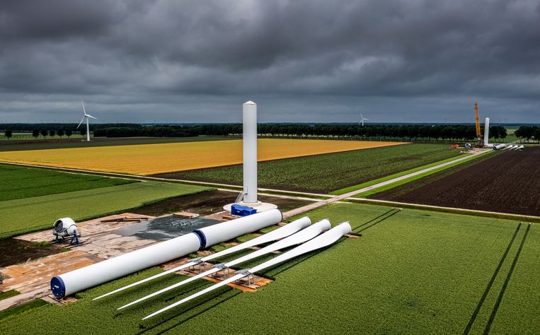 Windmolens in aanbouw in de buurt van de A27 bij Almere. Beeld Freek van den Bergh / de Volkskrant