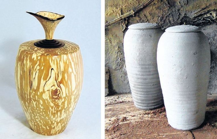 null Beeld Voor een duurzame uitvaart: een houten urn en urnen van ongebakken natuurlijke klei.