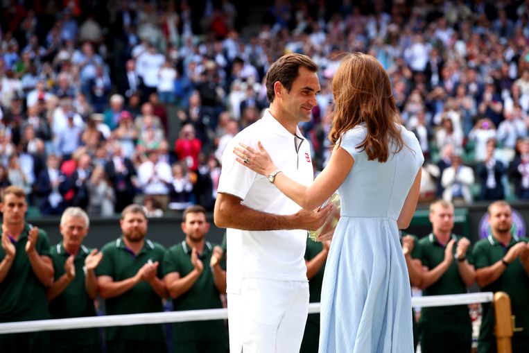 Hertogin Kate feliciteerde Roger Federer de tweede prijs op Wimbledon in 2019. Beeld Getty Images