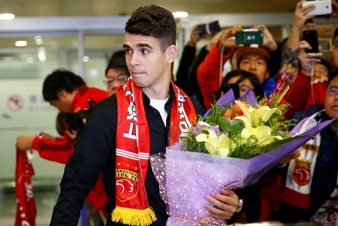 Oscar bij zijn aankomst in Shanghai.
