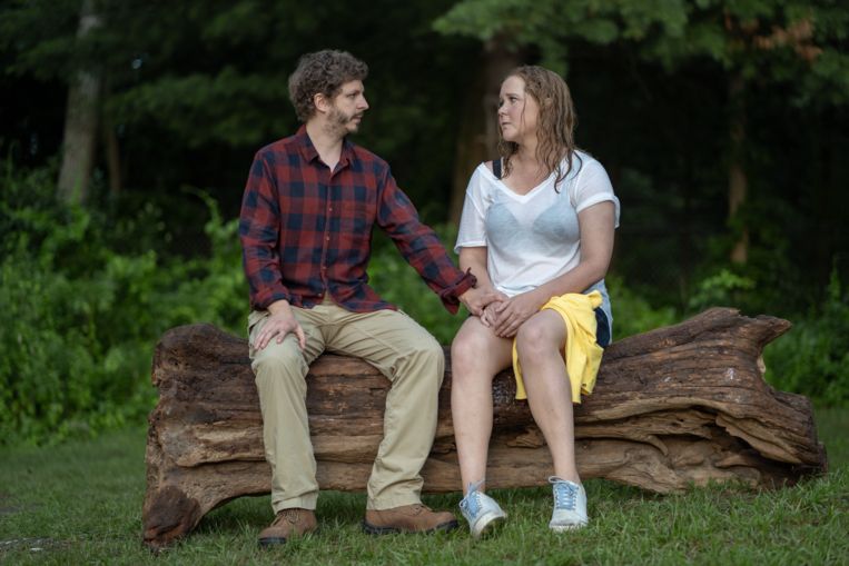 Beth (Amy Schumer) en John (Michael Cera) in 'Life and Beth'. Beeld Disney