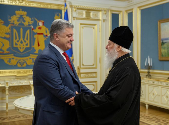 De Oekraïense president Petro Poroshenko (links) en patriarch Filaret, hoofd van de Oekraïnse orthodoxe kerk.