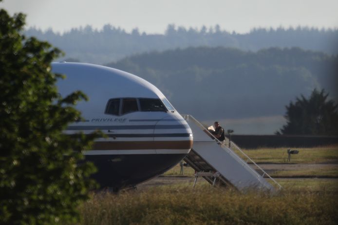 Vliegtuig dat de eerste Rwandese vluchtelingen deporteerde.