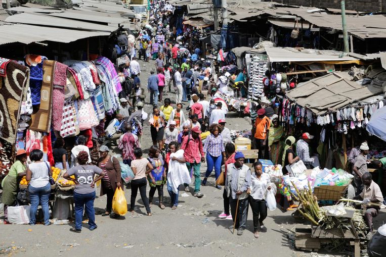 Een Afrikaanse markt voor tweedehands kleding. Beeld epa