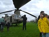 
Een helikopter, is dat niet een gigantisch metalen ding met bobbeltjes? 