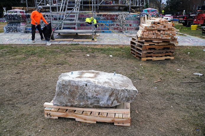 De tijdscapsule zat vast in een blok graniet van 680 kilo.