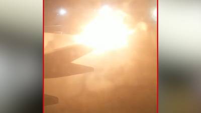 Paniek in vliegtuig als vleugel in brand  vliegt