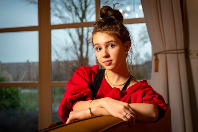 Mila Kok is pas 16 jaar, maar de film #YOUTOO waarin zij acteert, over grensoverschrijdend gedrag in de modellenwereld, viel internationaal al in de prijzen.