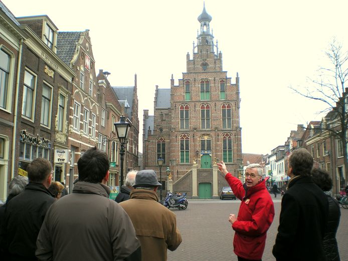 Stadsgids tijdens een rondleiding in Culemborg.