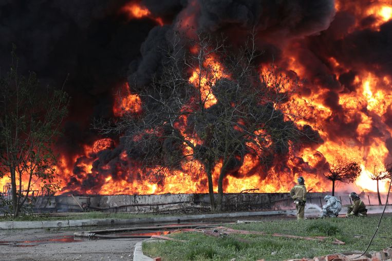In de door Rusland gecontroleerde stad Donetsk vloog vanmorgen een groot oliedepot in brand na Oekraïense raketaanvallen. Beeld AP
