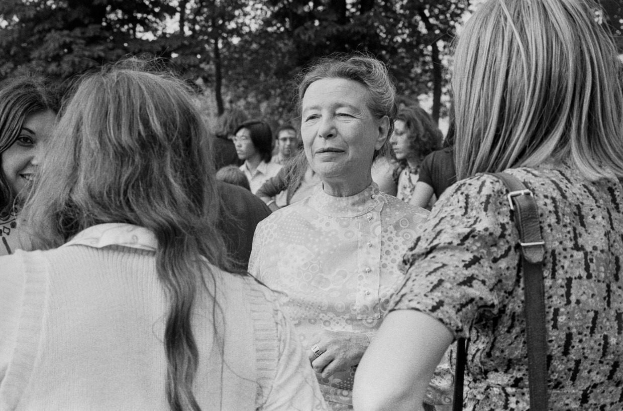 Simone de Beauvoir op een feministische manifestatie in Parijs, 1973 Beeld Gamma-Rapho via Getty Images