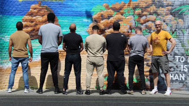 Gedetineerden maken graffitikunstwerk van 60 meter op gevangenismuur