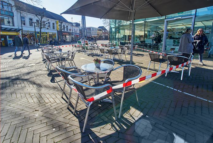 Coronaprotest op het terras van ijssalon Venezia in de Osse binnenstad.