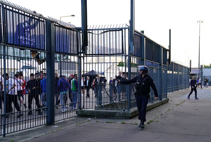 Ordediensten gebruikten traangas tegen fans die probeerden binnen te geraken zonder ticket