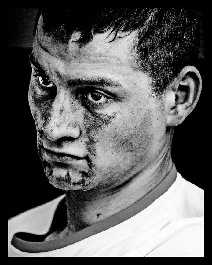 De holle ogen van Mathieu van der Poel spreken boekdelen. Na een val in de eerste ronde op het mountainbikeparkoers ziet hij zijn olympische droom in duigen vallen. In een tent aan de finish kijkt hij minutenlang in de grote leegte. Geen goud voor de favoriet.