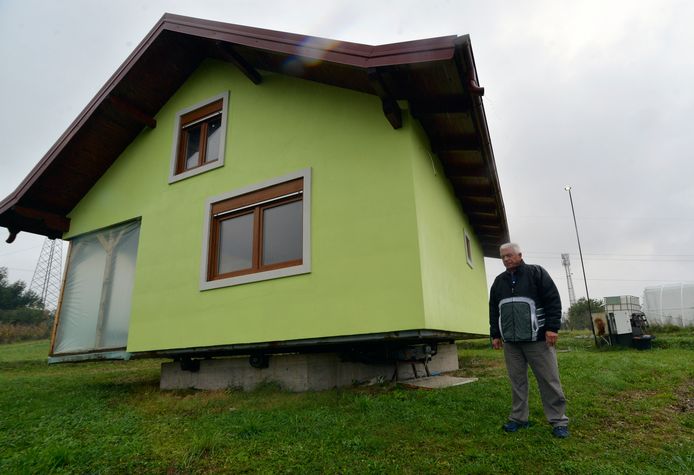 Vojn Kosic davanti alla sua casa girevole nel comune di Sarabak.