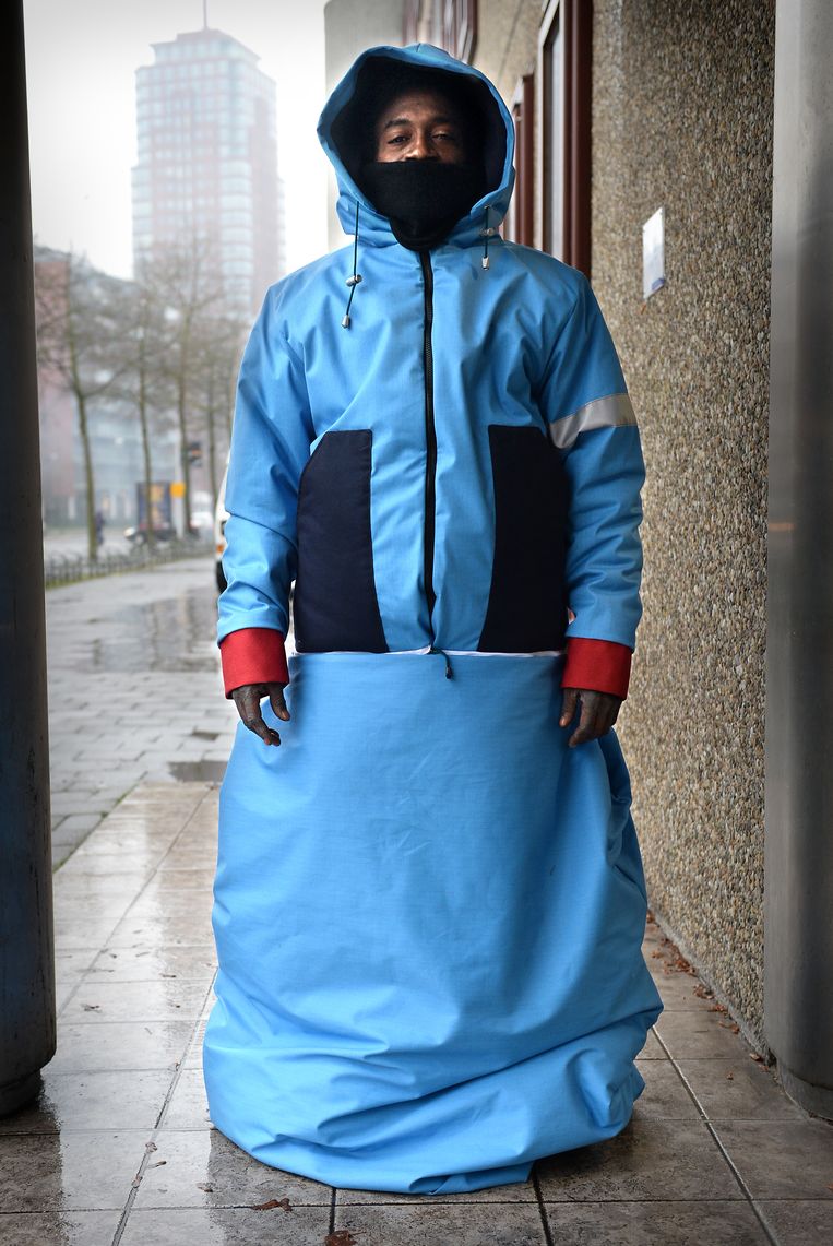 De Sheltersuit, een jas waar je een slaapzaak aan vast kan ritsen. Van het geheel is een tas te maken. De Shelterbag is een eenvoudiger variant. Beeld Marcel van den Bergh / de Volkskrant